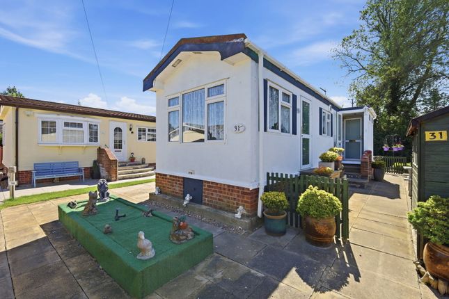 31, Holy Acre, Roydon photo 3