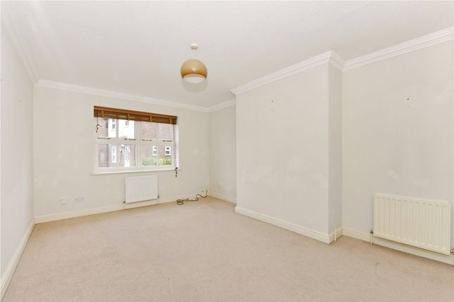 14, Springfields, Buckinghamshire photo 3