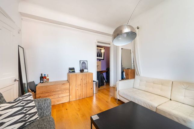 Flat for sale in Queens Court, Bayswater, London