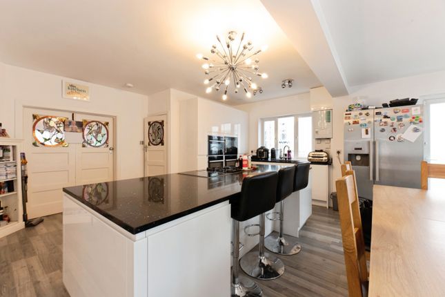 21, The Woodlands, Surrey photo 2