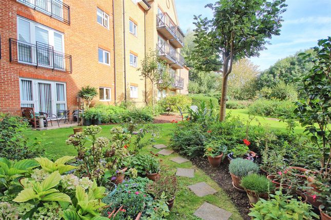 Flat for sale in Sutton Court, Crane Mead, Ware