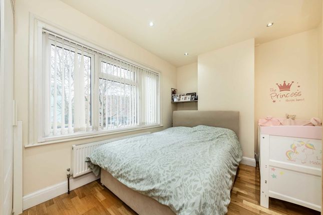 Flat for sale in Browning Avenue, London