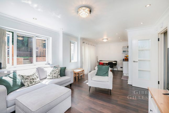 6, Kent Close, Uxbridge photo 3