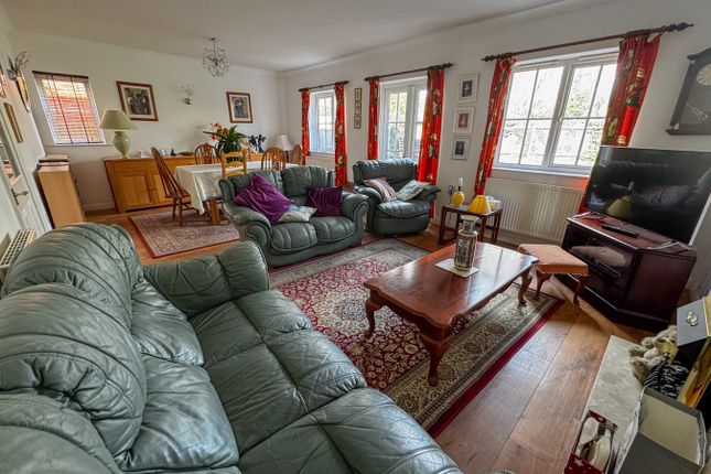 4, Henbest Close, Wimborne photo 4