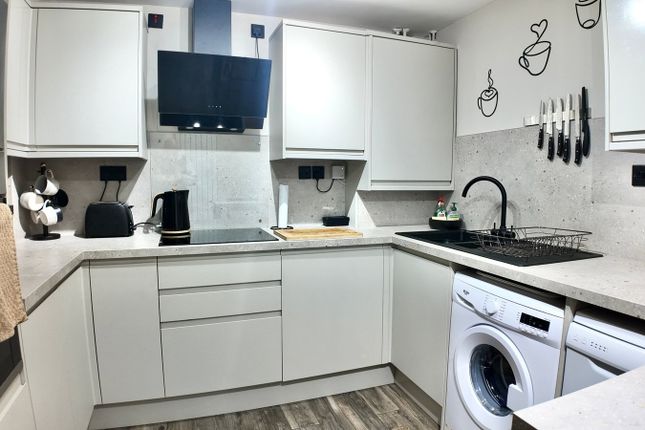 18, Elmwood Grove, Tredegar photo 3