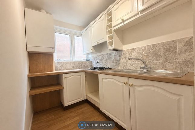 Flat, Clapham Road, Bedford photo 2
