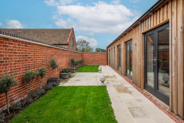 1, Laurel Farm Barns, Cromer photo 2