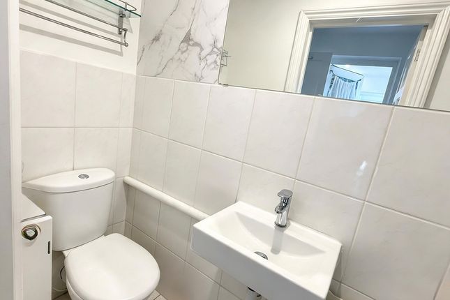 1, Godric Crescent, Croydon photo 4