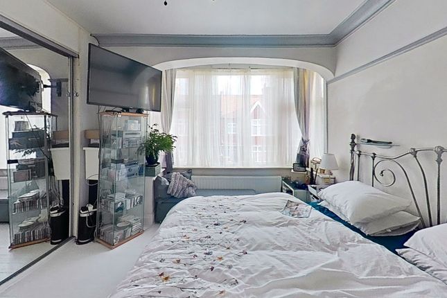 38 Glencairn Road, London photo 4