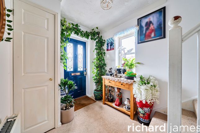4, Cagney Drive, Swindon photo 2