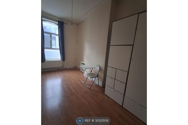 Flat C, Upper Tooting Road, London photo 5