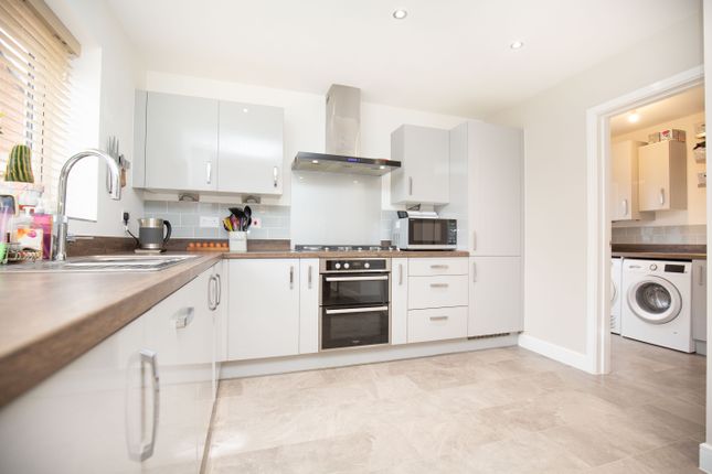 21, Fieldon Drive, Atherstone photo 2