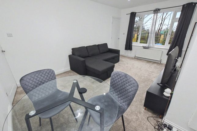 14, Hill End Crescent, West Yorkshire photo 4