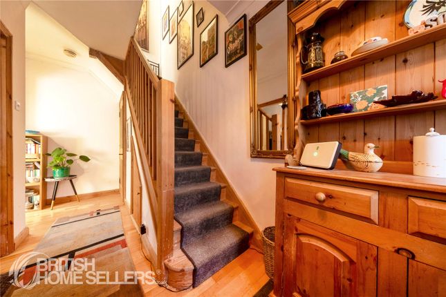 32, Grangecliffe Gardens, London photo 2