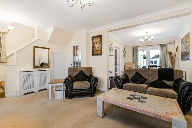 16, Stephen Close, Surrey photo 2
