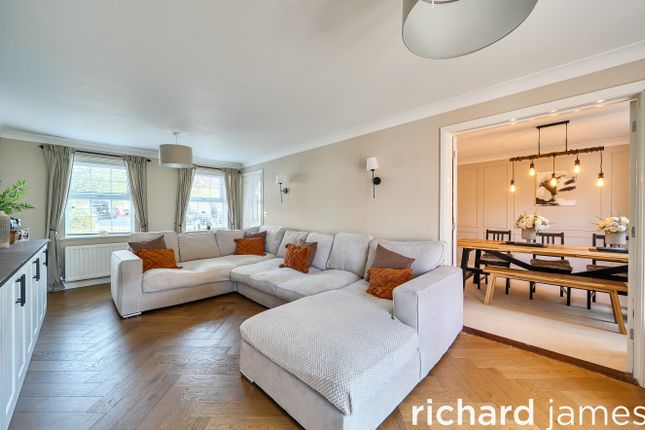 31, Birkdale Close, Swindon photo 4