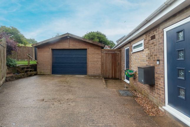 30, Deanwood Crescent, Bradford photo 2