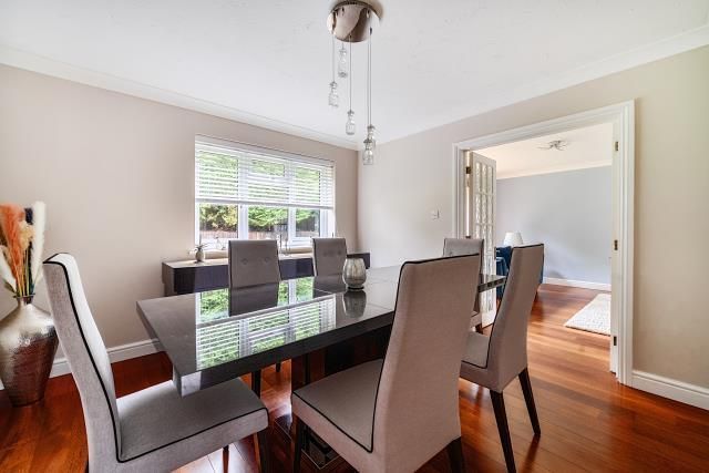 11, Bishops Grove, Windlesham photo 4