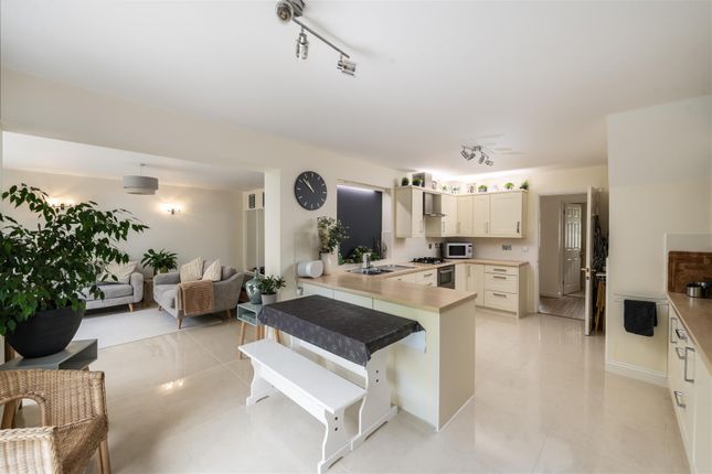 18, Ticehurst Close, Worth photo 4
