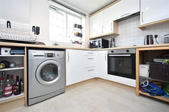 Thumbnail Flat for sale in Windsor Court, Newbury, Berkshire