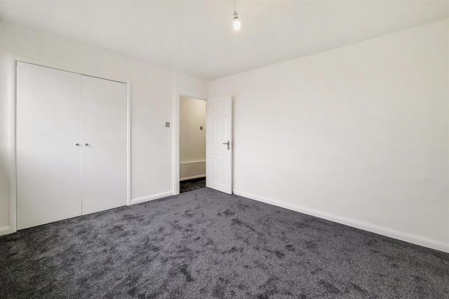 Flat to rent in Discovery House, Poplar