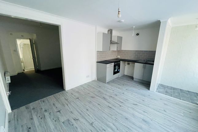 Flat in SA15 1PZ