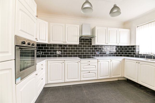 Flat 7, Hurst Court,, Victoria Road, Lymington photo 3