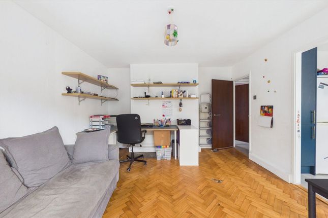 Flat 7, Gooding House, Valley Grove, London photo 2