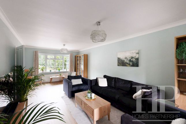7 High Oaks, Crawley photo 3