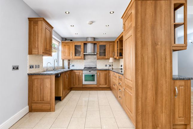 18, Field Close, Cranford photo 4