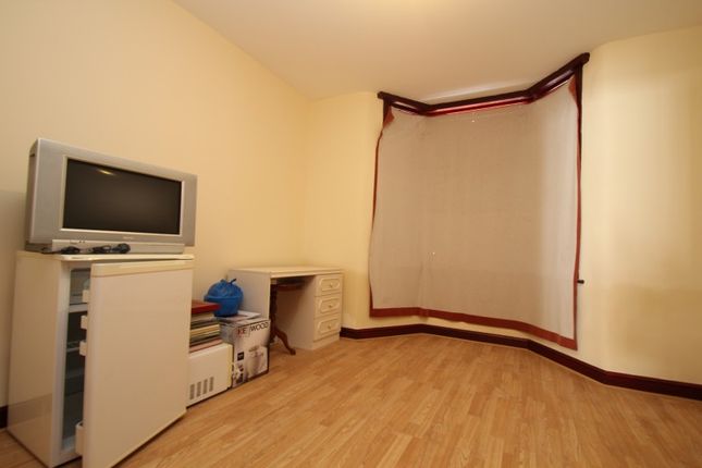 8, Stamford Road, Illford photo 2