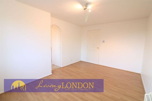 13, Magpie Close, Enfield photo 4