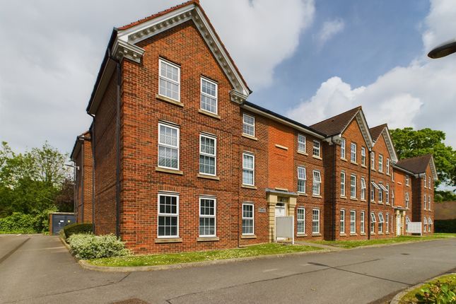 Flat to rent in Dunsley House, Hessle High Road