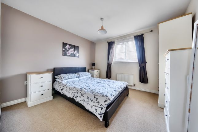12, Neptune Crescent, Swindon photo 3