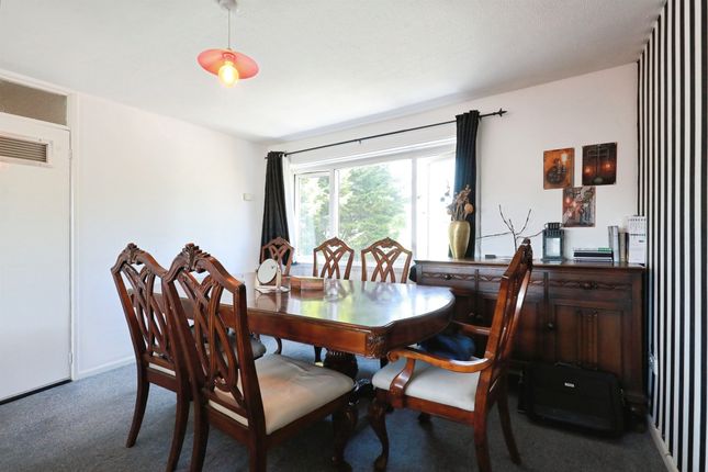 16, Parkfields, Southam photo 4