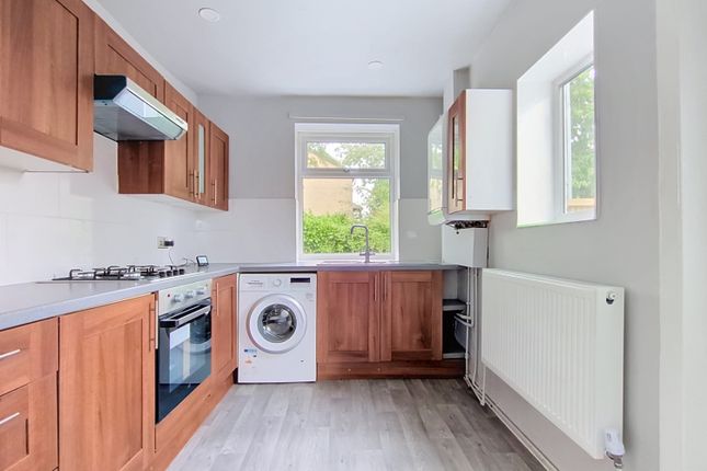 2, Broomfield Terrace, Cleckheaton photo 2