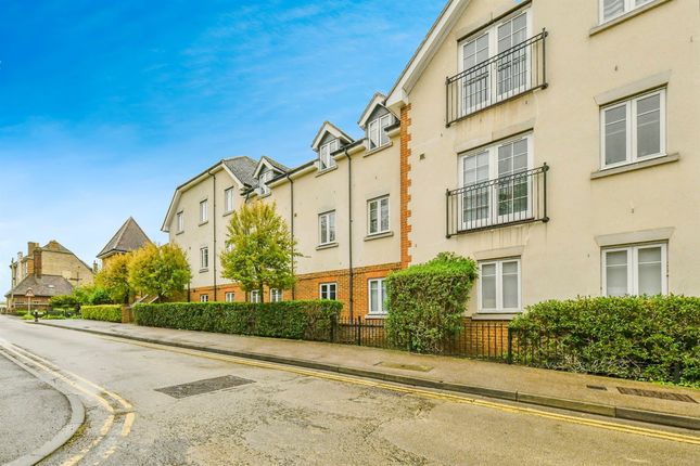 Flat for sale in Whinbush Road, Hitchin