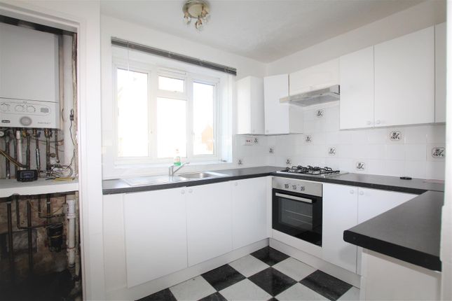 Thumbnail Flat for sale in Hatch Gardens, Tadworth