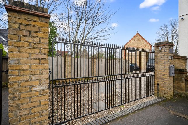 92, Eastbrook Road, Waltham Abbey photo 4