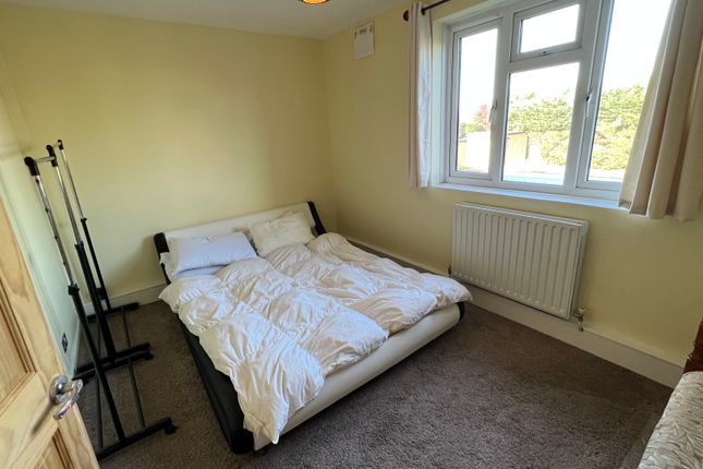 Flat to rent in Grand Drive, Raynes Park
