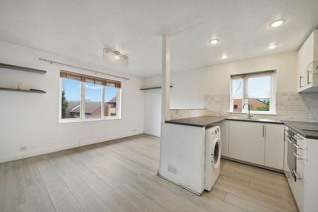 30 Redgrave Close, Croydon photo 4