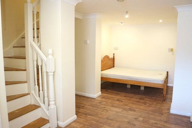 Basement Flat, 26, Hanger Lane, London photo 5