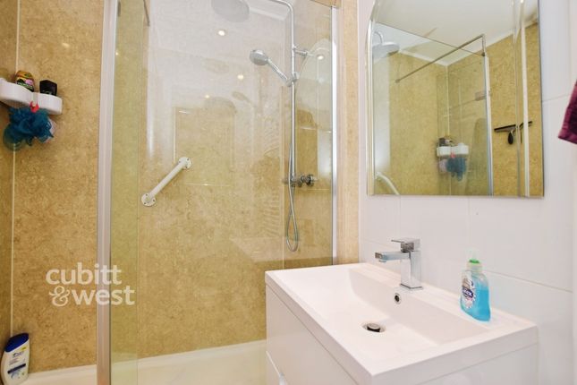 5, Shandys Close, Horsham photo 4