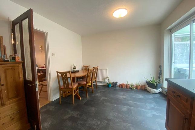 53, Denton Close, Surrey photo 5
