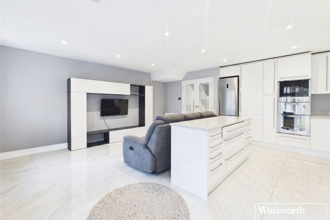 16, Hollyview Close, London photo 3