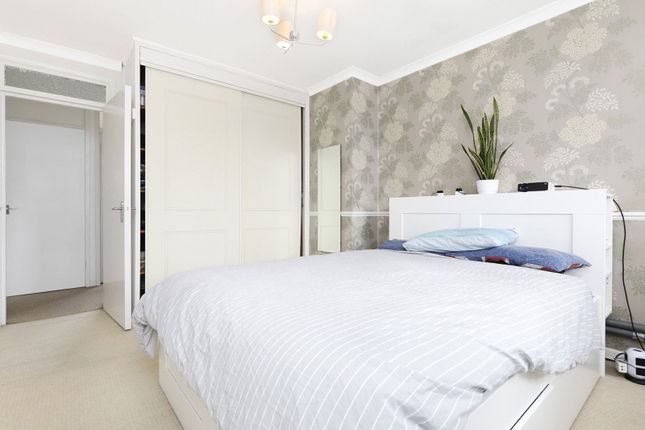 Flat for sale in Vicarage Crescent, Battersea, London
