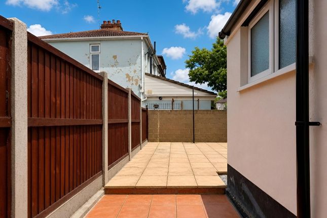 Phoenix Cottages, 52,4, Hawthorn Avenue, Rainham photo 4