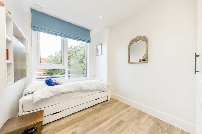 Flat for sale in Hyde Lane, London