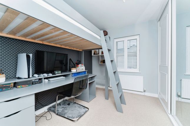 Terraced house for sale in 51 Chiltern View Road, Uxbridge