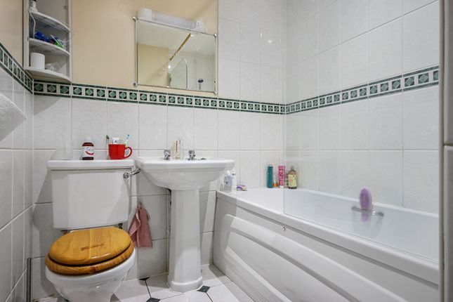 Flat to rent in Woodland Crescent, London